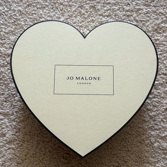 Jo Malone Large Heart Gift Box - Picture 1 of 3